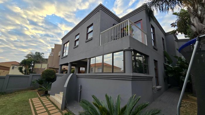 For Sale: Bassonia Rock House with 3 bedrooms, garden, inverter, and ample parking.