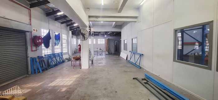 Versatile commercial space with yard, offices, and workshops in Glenwood To Rent.