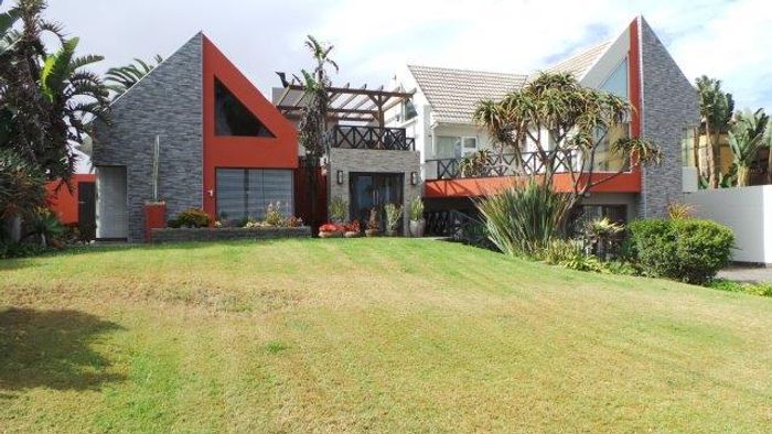 Stunning Lagoon-Front House for Sale: Rooftop BBQ, 3 Bedrooms, Ideal Family Living!