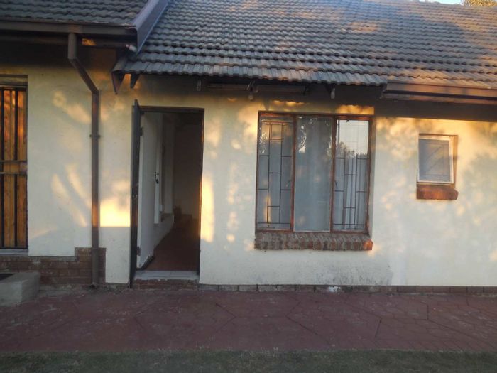 Property #2395572, Cottage Rental Monthly in Silverton