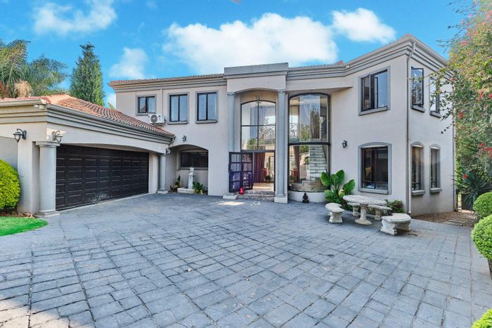 For Sale: House in Ruimsig with outdoor kitchen, pub, and golf course access.