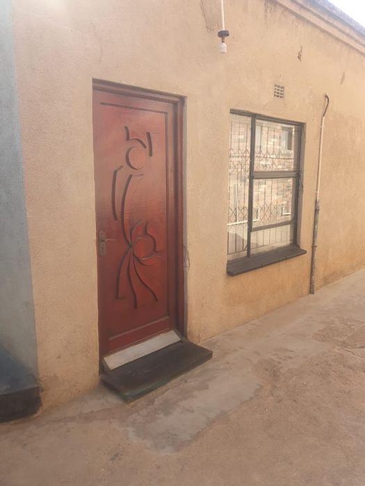 Chloorkop House For Sale: 2 Bedrooms, Garage, Income Rooms, Walled Property.