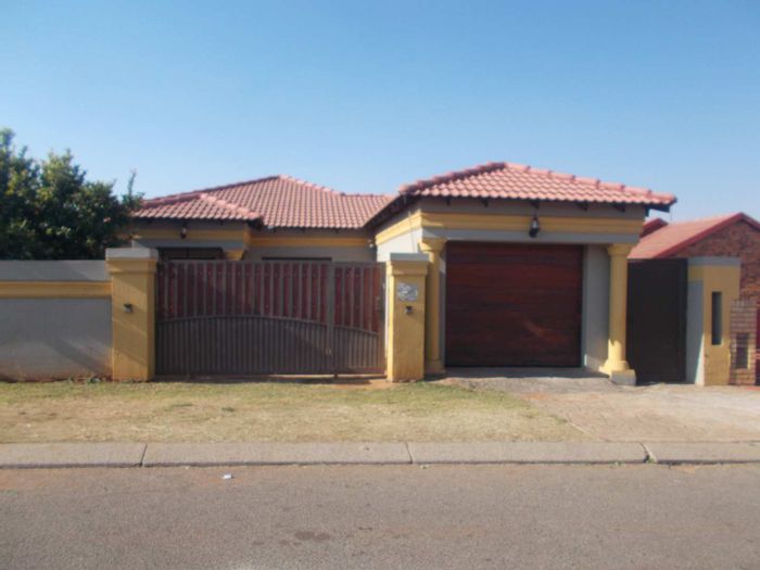 House for Sale in Vosloorus Ext 25: 3 Bedrooms, Cottage, Automated Garage, Near Amenities.
