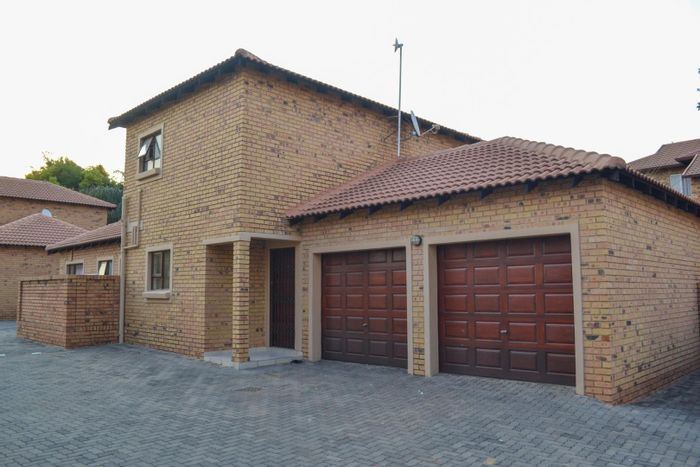 Property #2101422, Townhouse for sale in Six Fountains