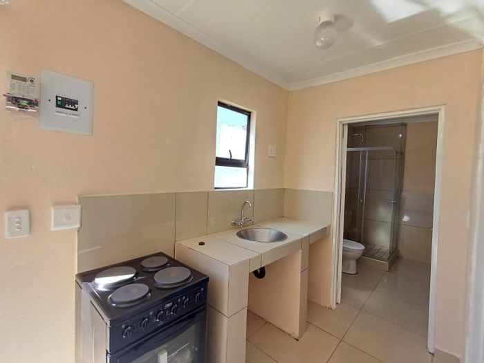 Cottage To Rent in Maraisburg: 2 Bedrooms, secure, near golf course and amenities.