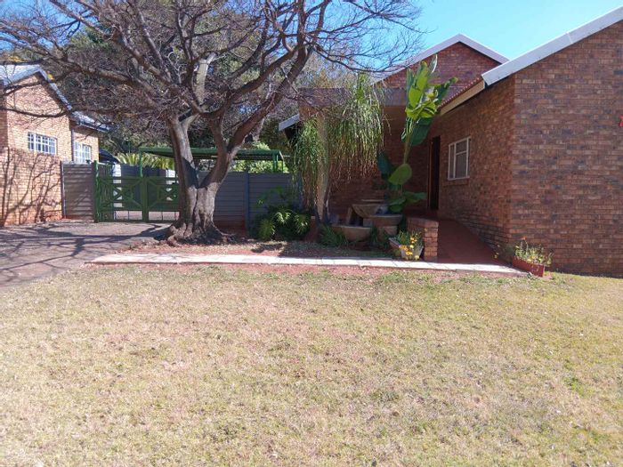 Ninapark House For Sale: 4 beds, double garage, staff quarters, spacious yard.