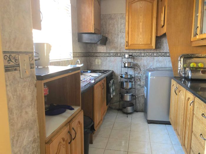 Sunnyside Apartment For Sale: 2.5 bedrooms, private balcony, garage, versatile layout.