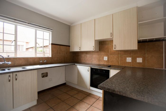 Property #2077114, Townhouse Rental Monthly in Mooikloof Ridge