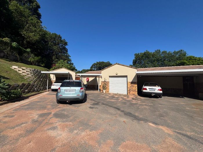 For Sale: Townhouse in The Wolds with private courtyard and secure parking.