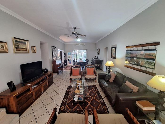 House for Sale in Leeupoort Central: 3 beds, 2 bomas, expansive erf, inverter.