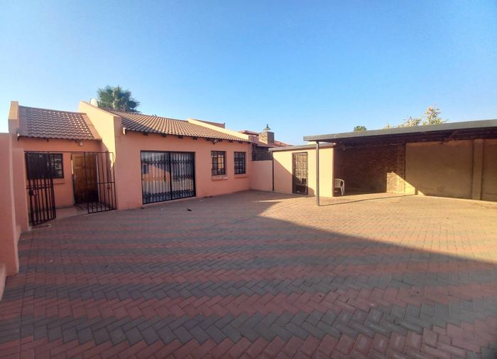 Elandspoort House For Sale: 3 bedrooms, pool, spacious yard, secure parking.