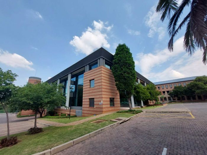 Spacious 1196 sqm office in Bedfordview Central, flexible layout, tenant customization available.