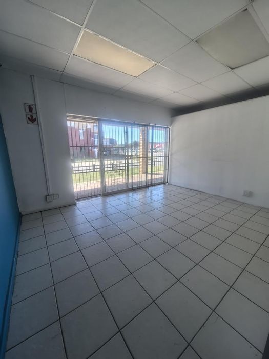 Prime retail shop for rent in Newton Park, 70 sqm, high foot traffic.