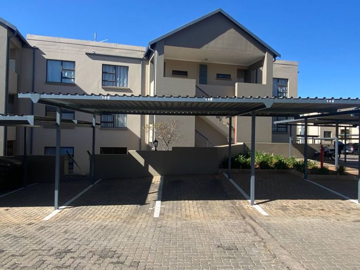 For Sale: Ruimsig Apartment - Corner Unit, Pool, Clubhouse, Close to Amenities.