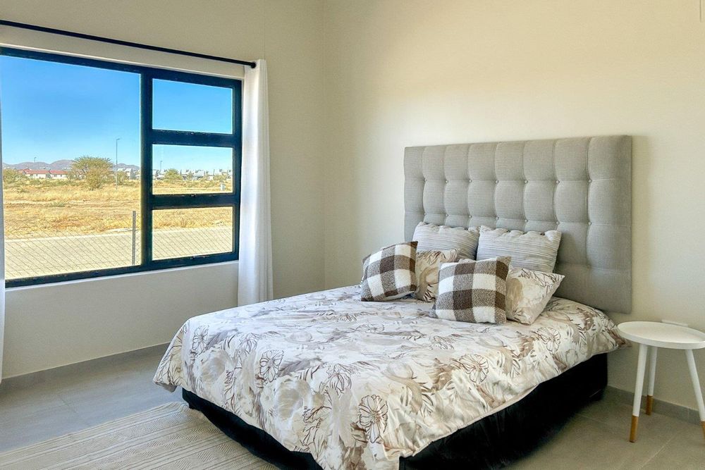 Spacious main bedroom with walk-in closet and full ensuite bathroom.
