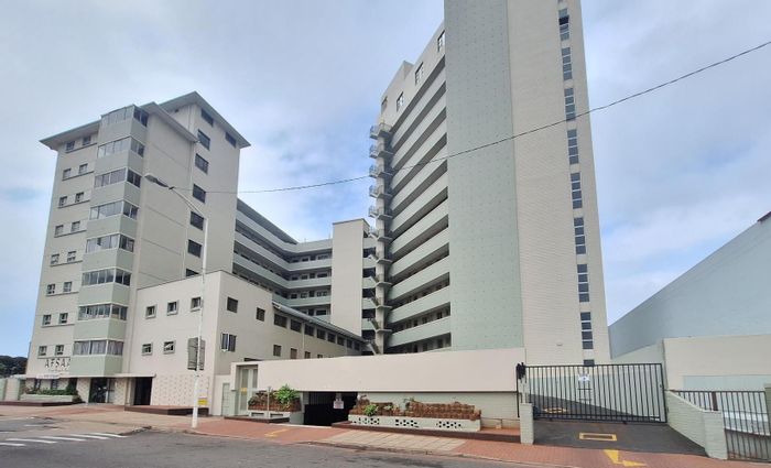 Amanzimtoti Central Apartment To Rent: One-bedroom, sea views, parking, and security.