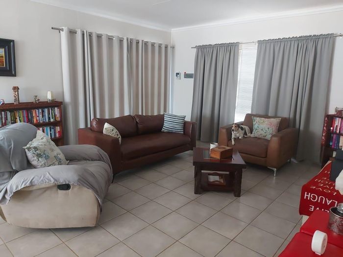 For Sale: Townhouse in Osona Village with spacious layout and private garden.