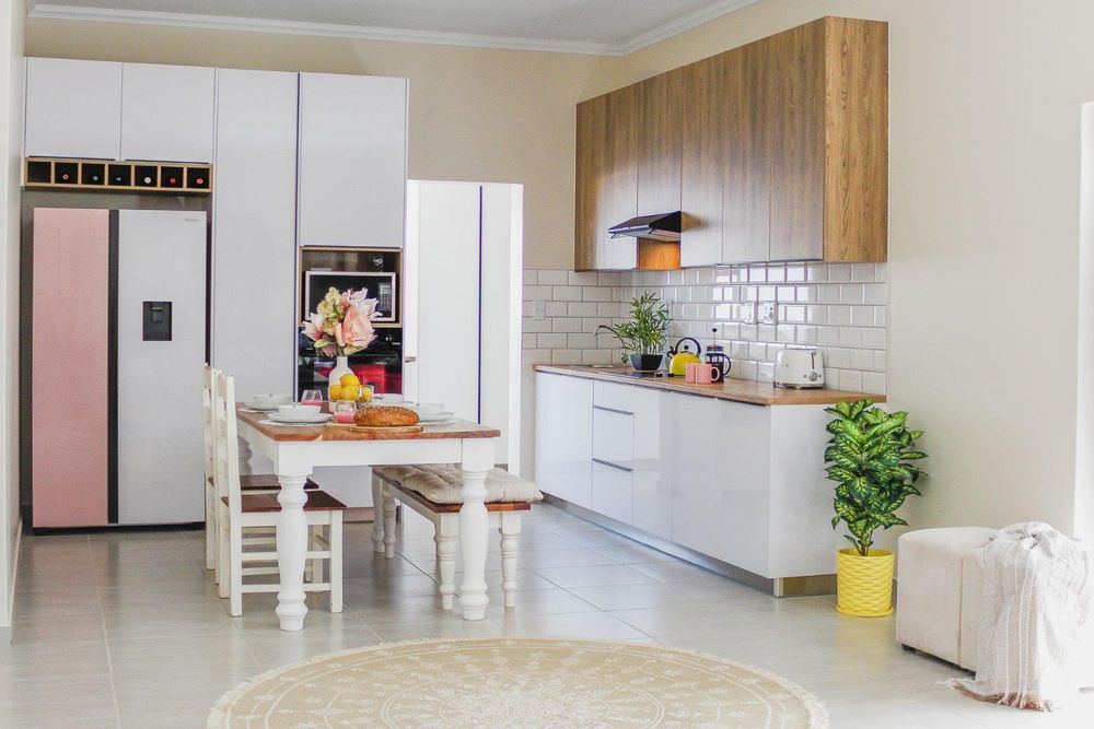 Modern open-plan kitchen with built-in cupboards and built-in stove.