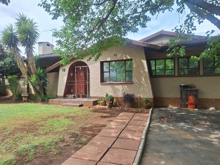 For Sale: Albemarle House with flatlet, 3 garages, and entertainment area.