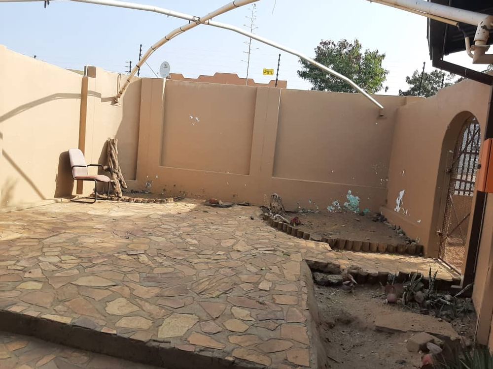 BBQ courtyard and the entrance towards the back yard.