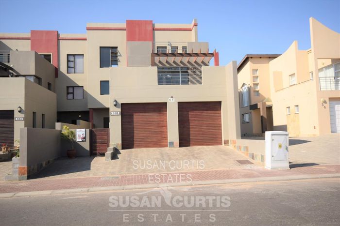 Long Beach Townhouse For Sale: 3 levels, sea views, double garage, yard.