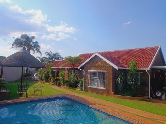 Florida Glen House For Sale: 4 Beds, Pool, Garden, Double Garage, 4 Carports.