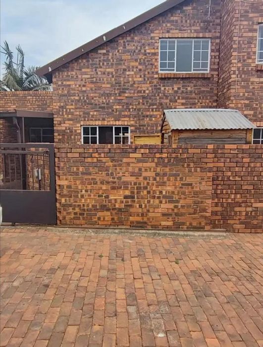 Property #2211574, Townhouse rental monthly in Roodepoort Ah