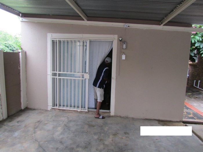 Cottage to rent in Capital Park with pre-paid electricity, near schools and amenities.