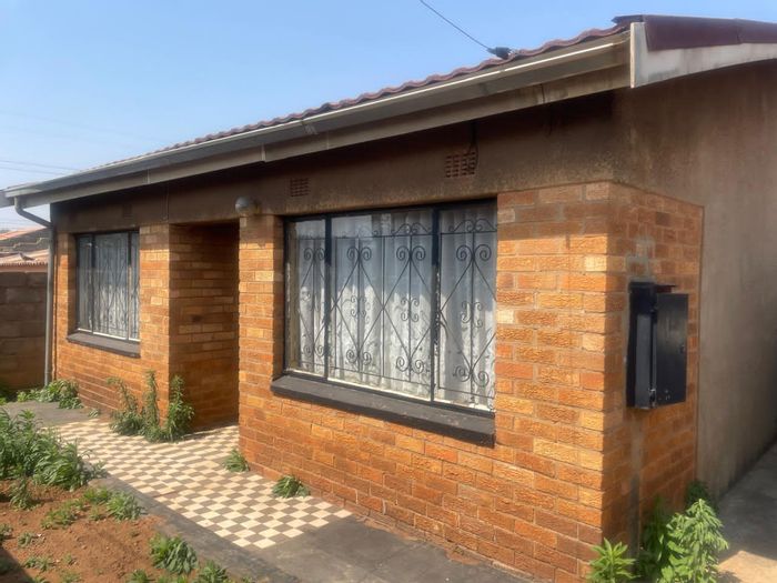 Mofolo South House For Sale: 3 beds, garage, extra parking, near Eyethu Mall.