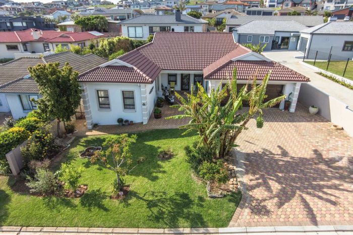 For Sale: House in Monte Christo with open-plan living, braai room, and security.