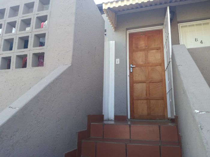 2-Bedroom House To Rent in Suideroord with pool, braai area, and security.