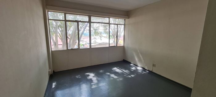 Spacious 2-bedroom apartment in Rosettenville, To Rent, near schools and transport.