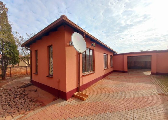 House For Sale in The Orchards: 3 bedrooms, carport, prepaid electricity, secure yard.
