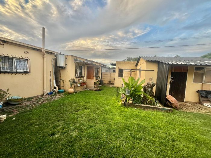 For Sale: House in Elspark with pool, garden, and ample parking options.