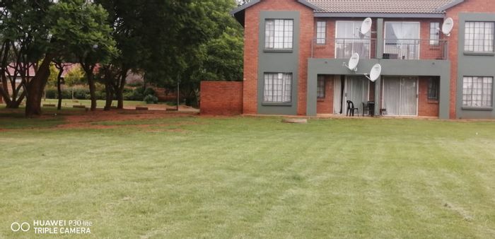 For Sale: Apartment in Theresapark with 2 bedrooms, carport, near shopping centers.