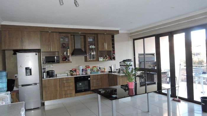 House to Rent in Menlo Park: Pool, garden, open-plan living, and guest accommodations.