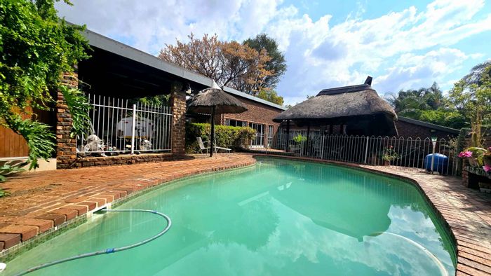 For Sale: House in Monument Park with pool, garden, and multiple garages.
