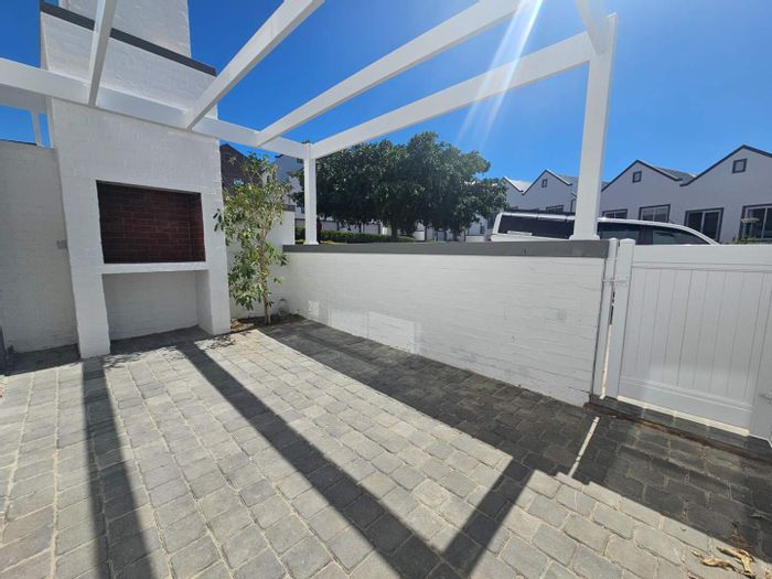 Gevonden Estate Apartment For Sale: 3 Beds, 2.5 Baths, double garage, no transfer duty.