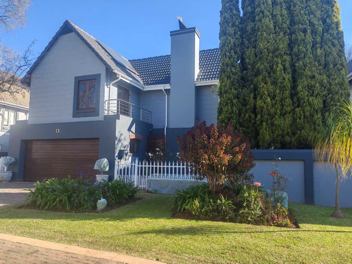 For Sale: House in Zwartkop Golf Estate with 3 beds, solar system, and garage.