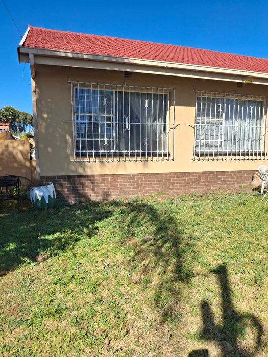 For Sale: House in South Crest with 3 bedrooms, study, double garage, and carport.