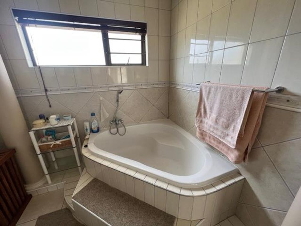 Main house bedroom 2