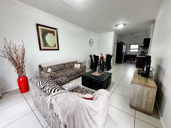 To Rent: 2-Bedroom Apartment in Greenstone Hill with Security and Lifestyle Centre Access.