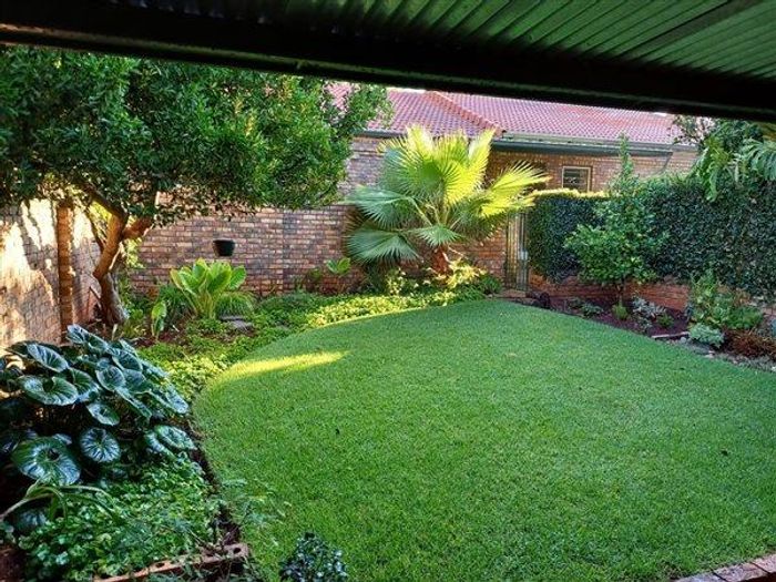Die Hoewes Townhouse For Sale: 2 Bedrooms, security complex, no transfer duty, large garden.