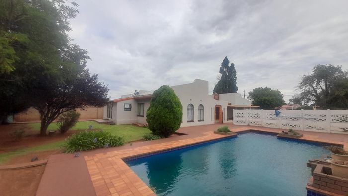 Ennerdale House For Sale: Spacious 4-bed, pool, solar, potential for subdivision.