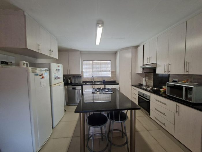 Property #2384288, Apartment For Sale in Buccleuch