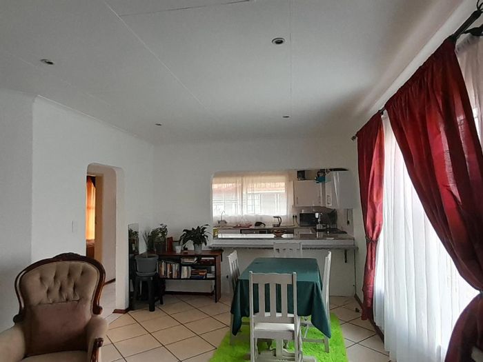 Northcliff Apartment For Sale: 3 Bedrooms, Pool, Braai Area, Spacious Living.