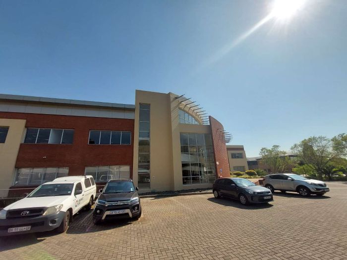 230 sqm office to rent in Bedfordview Central, customizable layout and tenant allowance.