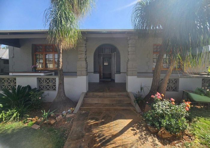 Florentia House For Sale: 3 beds, pool, garage, near amenities and schools.
