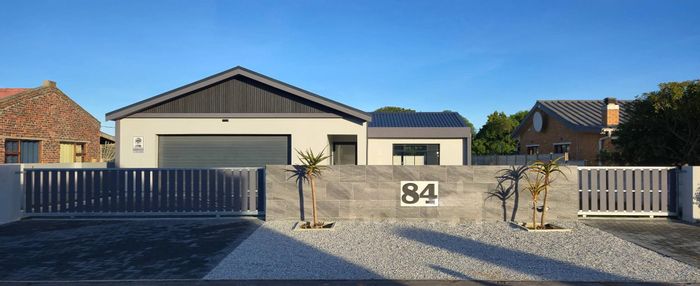 Franskraal House For Sale: 4 Bedrooms, beach access, low-maintenance garden, secure parking.