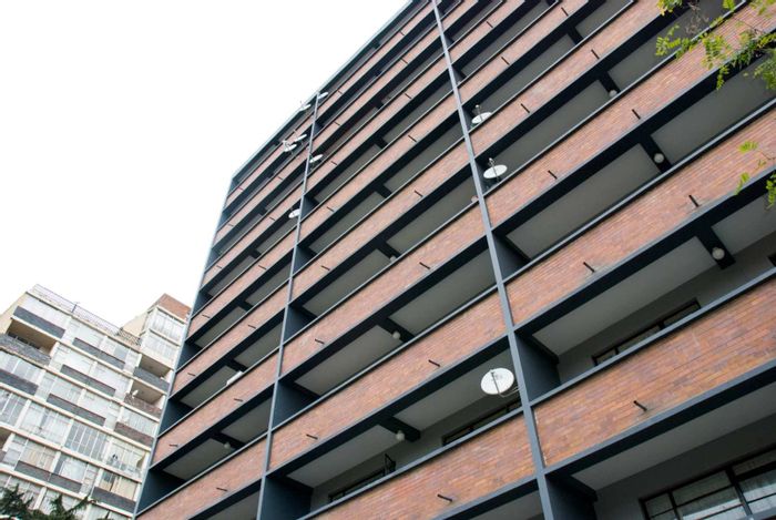 Hillbrow Apartment To Rent: 2 beds, 24-hour security, near schools and transport.